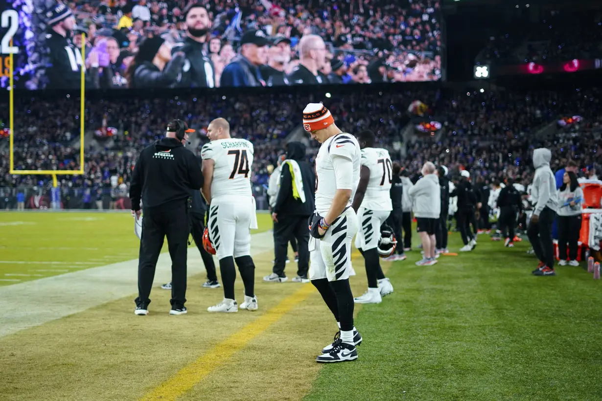 Bengals QB Joe Burrow forced out of loss to Ravens with sprained wrist