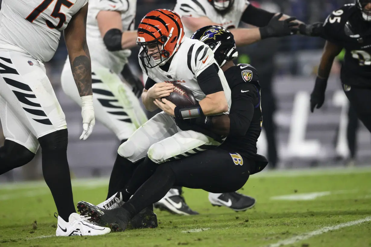 Bengals QB Joe Burrow forced out of loss to Ravens with sprained wrist