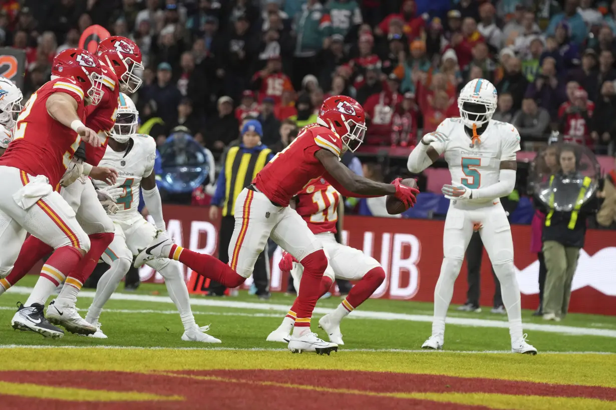 Mahomes throws 2 TDs and Chiefs hang on to beat Dolphins 21-14 in Germany