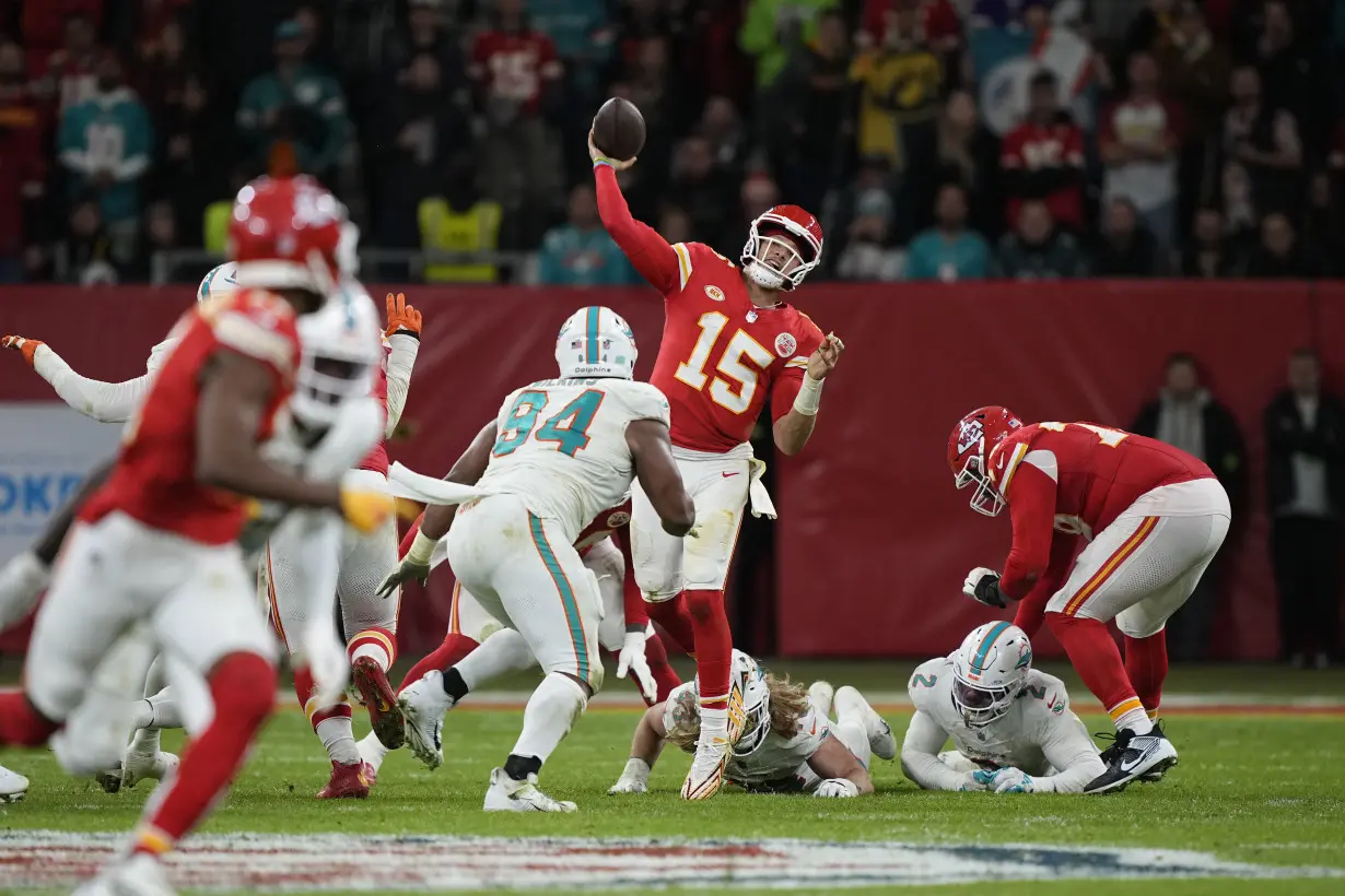 Mahomes throws 2 TDs and Chiefs hang on to beat Dolphins 21-14 in Germany