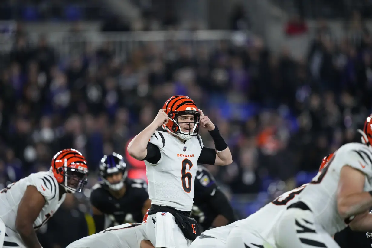 Bengals QB Joe Burrow forced out of loss to Ravens with sprained wrist