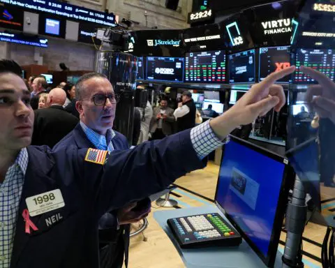 Stock investors see green light in falling Treasury yields