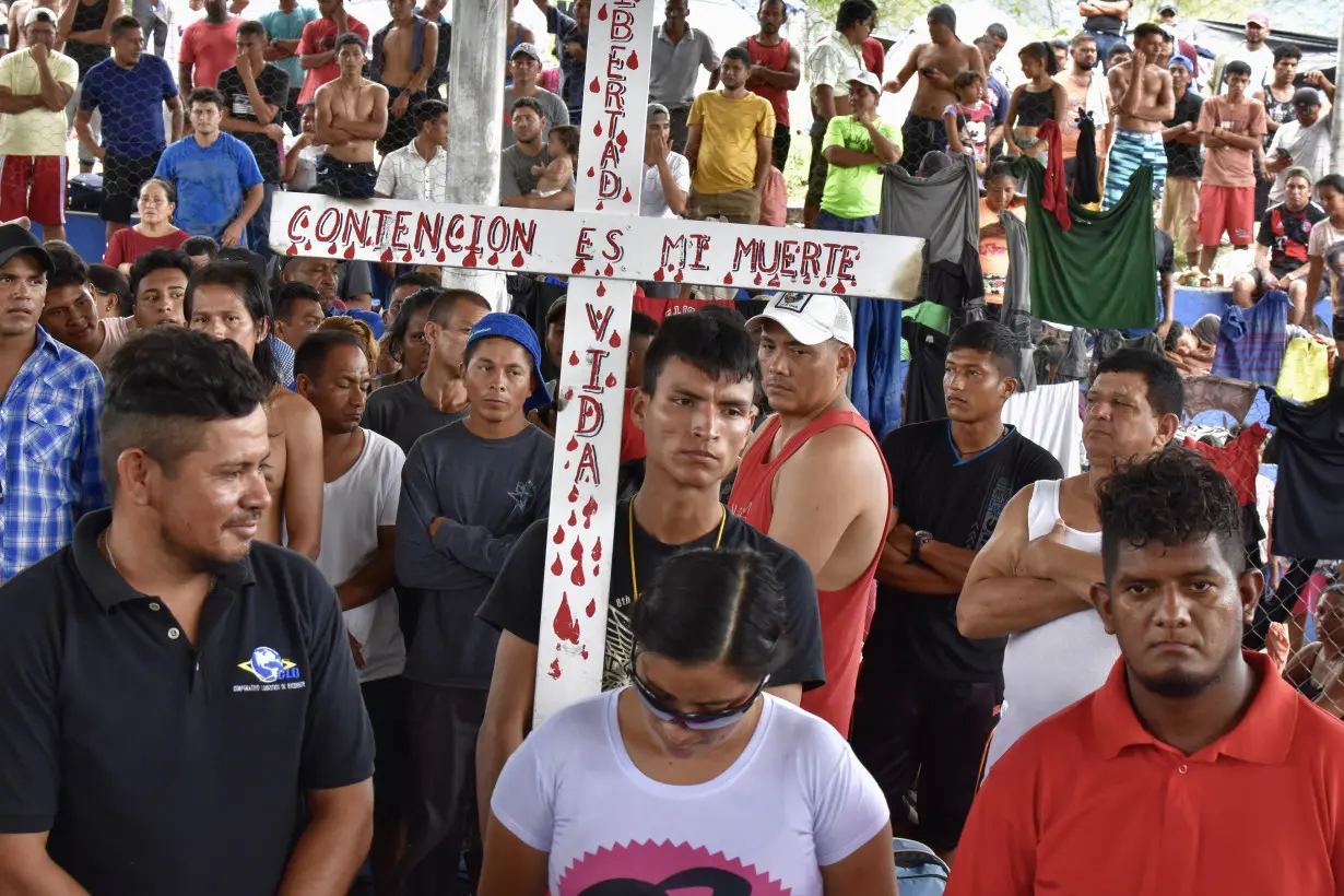 Caravan of 3,000 migrants blocks highway in southern Mexico