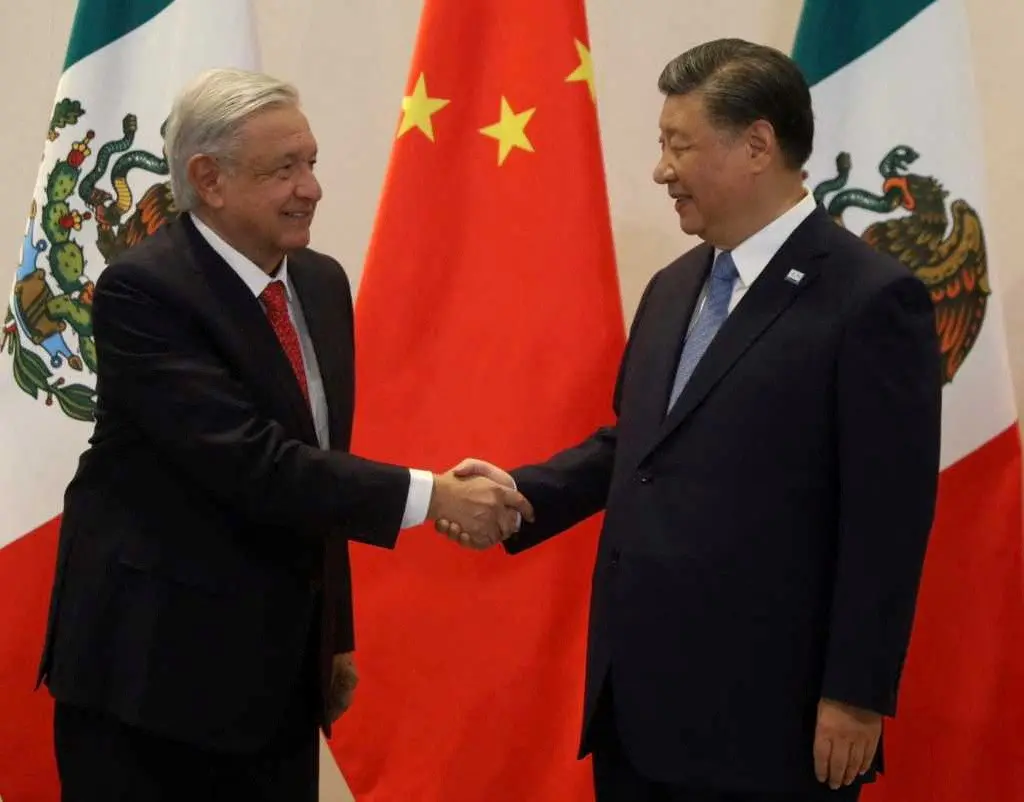 Mexico's President Andres Manuel Lopez Obrador shakes hands with Chinese President Xi Jinping as they attend at the APEC summit, in San Francisco