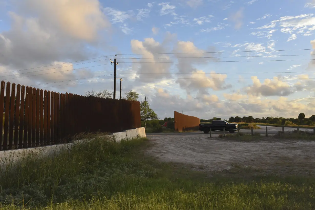 Biden's movable wall is criticized by environmentalists and those who want more border security