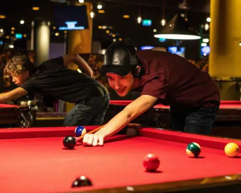 Searching for the right angle – students in this course shoot pool to learn about journalism