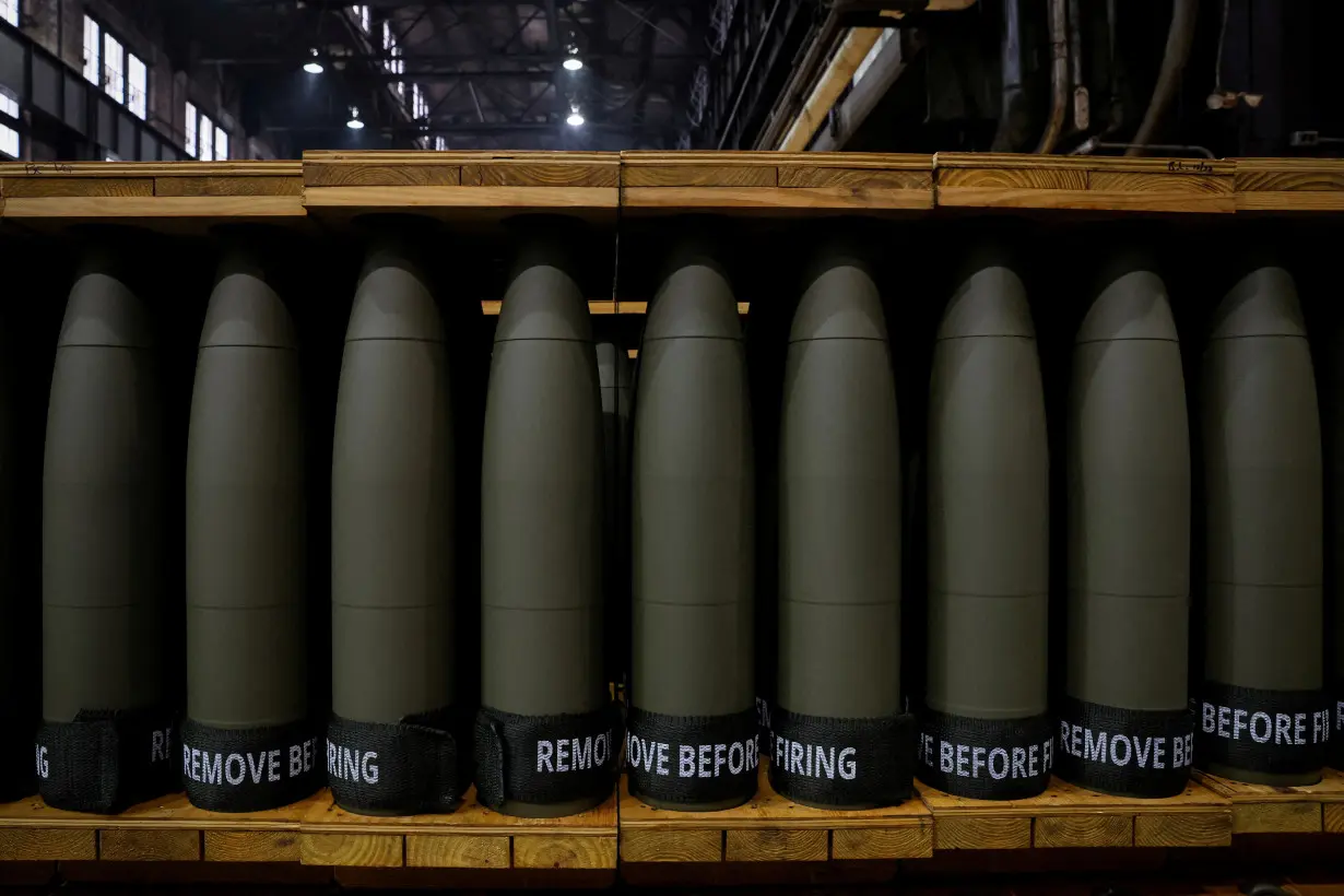 US Plans $425 Million Ukraine Weapons Aid Announcement - The Los ...