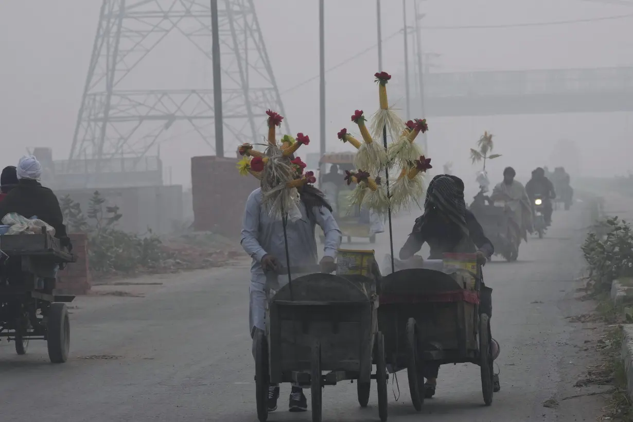 Toxic heavy smog in eastern Pakistan makes tens of thousands sick