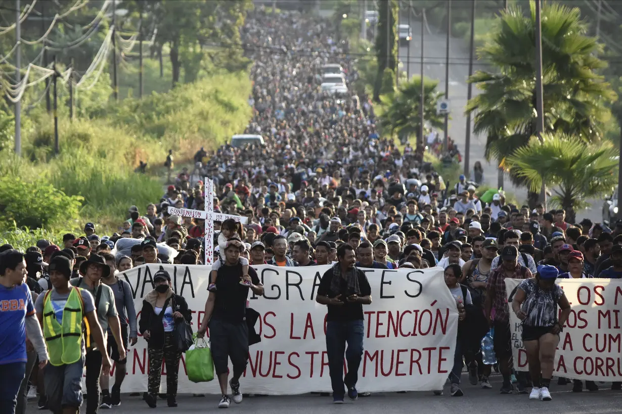 Caravan of 3,000 migrants blocks highway in southern Mexico