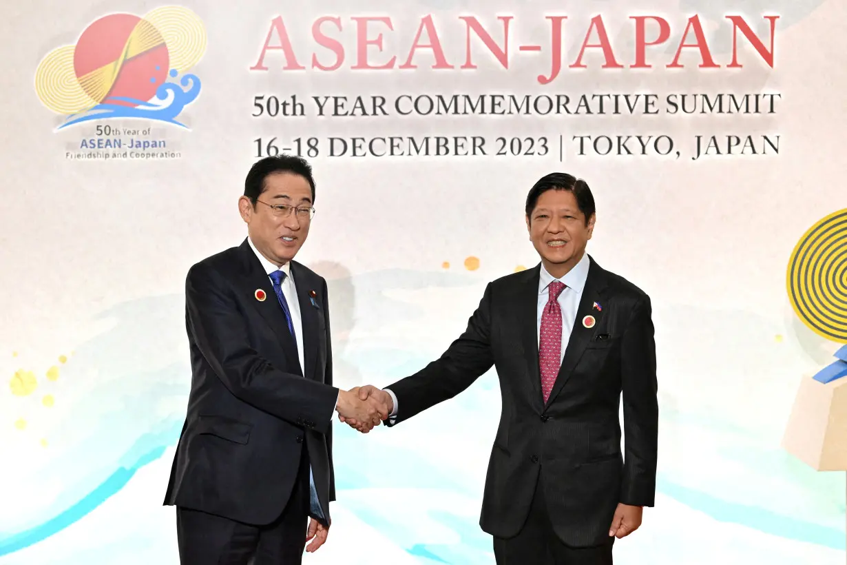 Japan's Prime Minister Fumio Kishida and Philippine President Ferdinand Marcos Jr in Tokyo