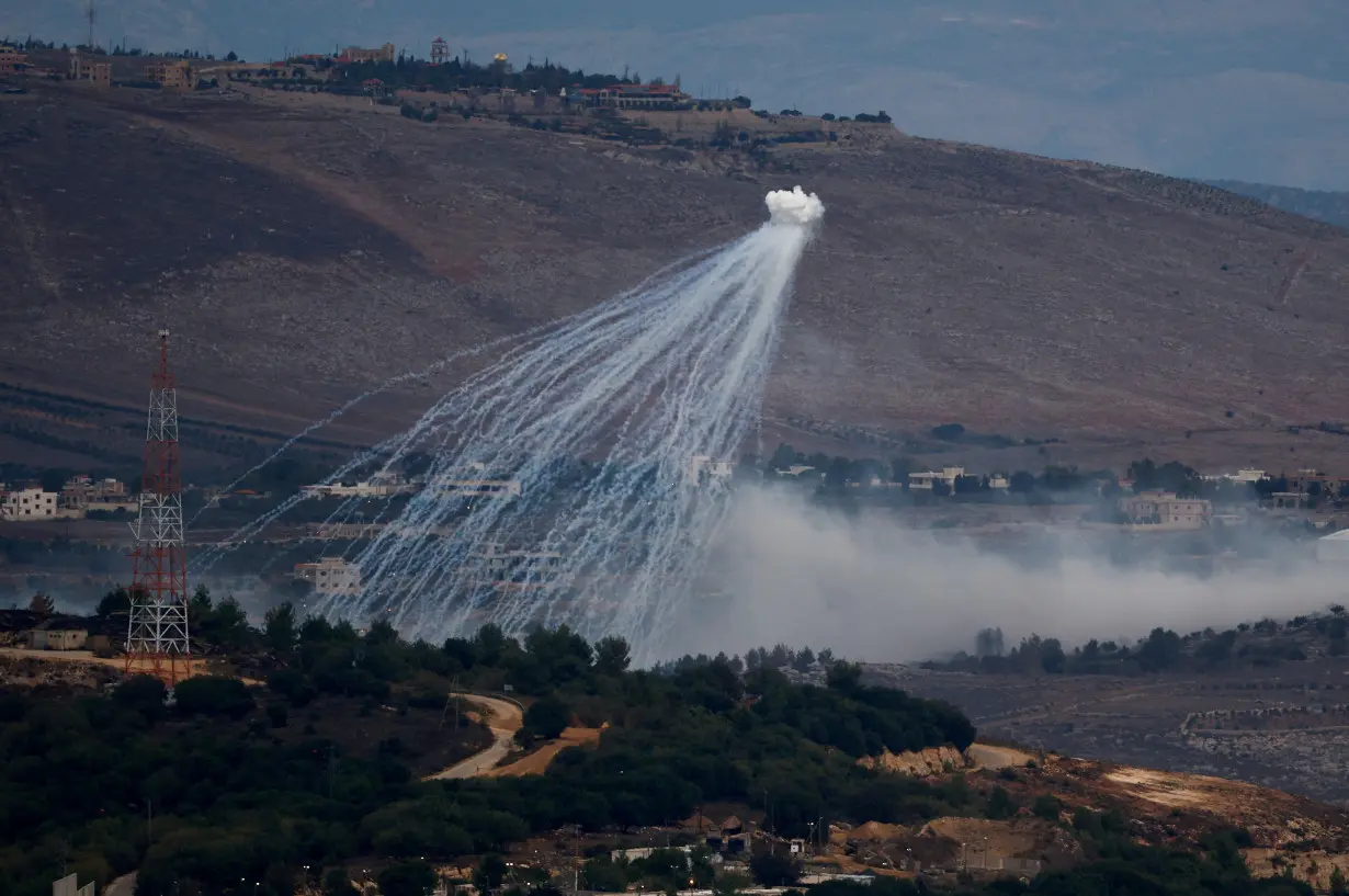 White phosphorus fired by Israeli army to create a smoke screen on the Israel-Lebanon border