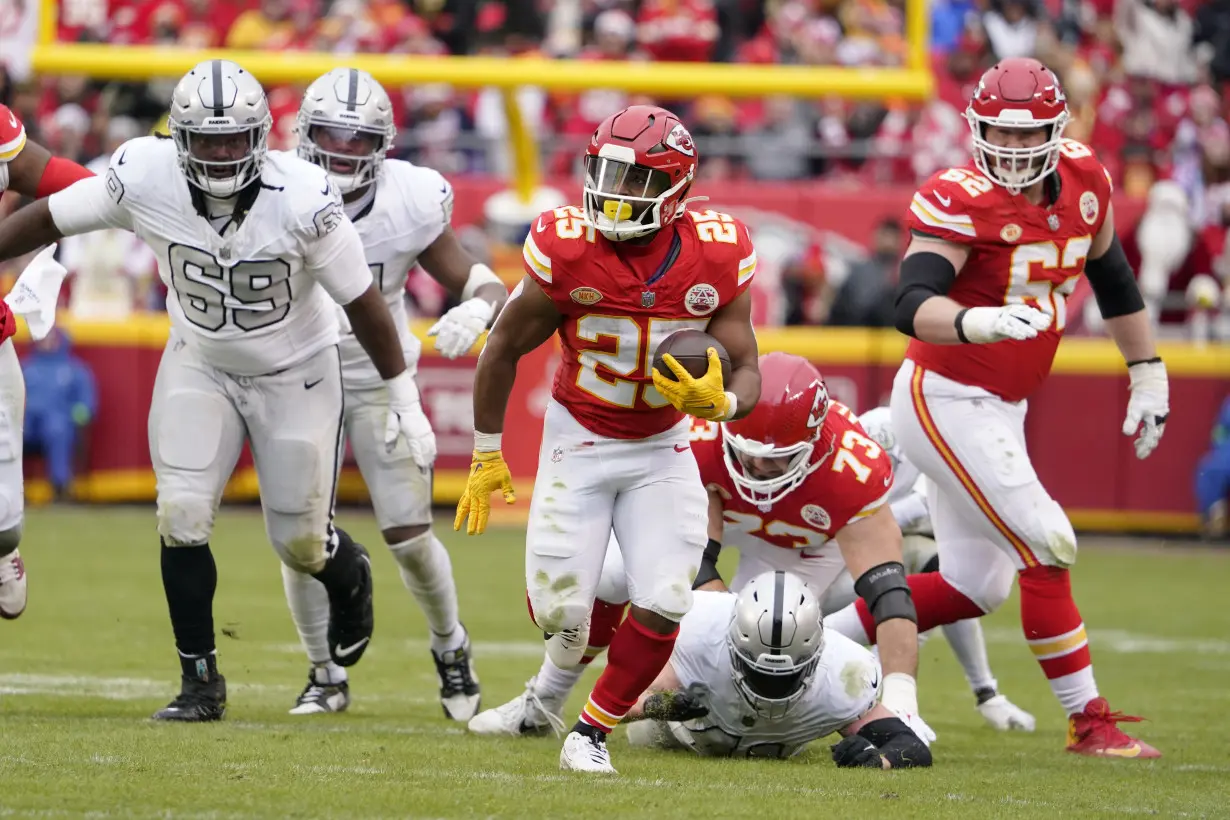 Raiders stun sloppy Chiefs with 2 defensive TDs in 20-14 victory on Christmas Day