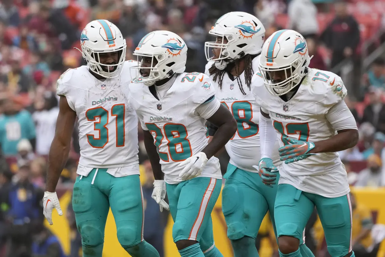 Hill has 2 TDs as the Dolphins beat the Commanders 45-15. They're 9-3 for the 1st time since 2001