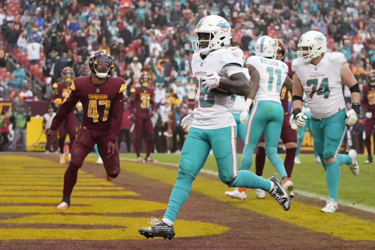 Hill has 2 TDs as the Dolphins beat the Commanders 45-15. They're 9-3 for the 1st time since 2001