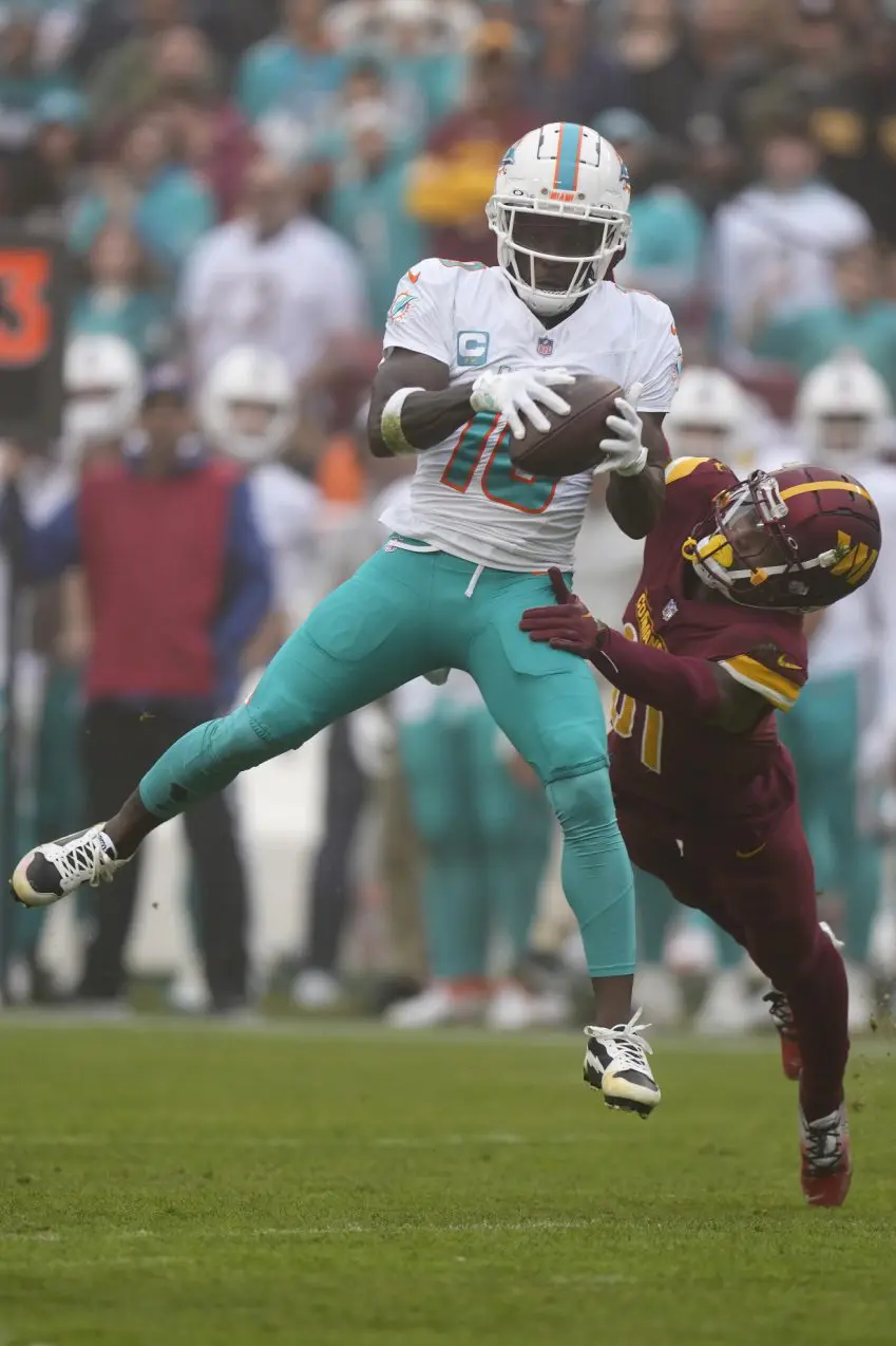 Hill has 2 TDs as the Dolphins beat the Commanders 45-15. They're 9-3 for the 1st time since 2001