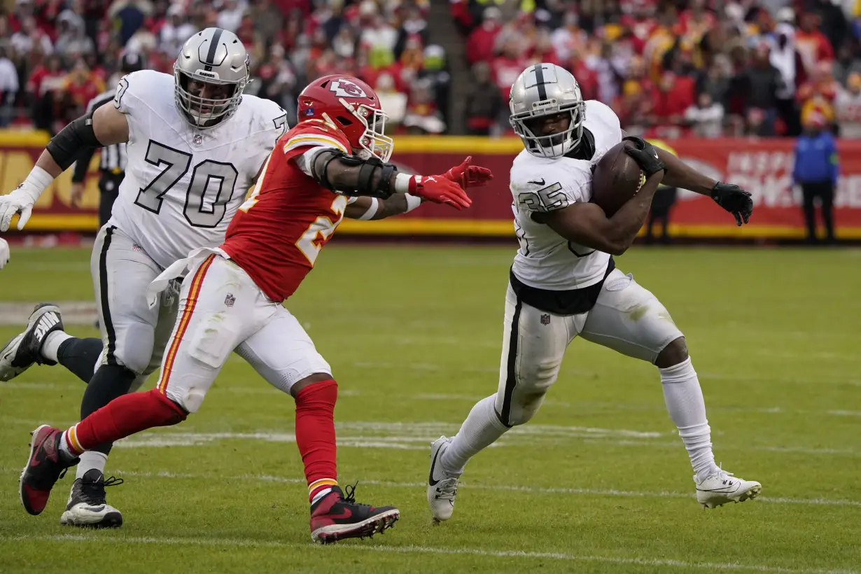 Raiders stun sloppy Chiefs with 2 defensive TDs in 20-14 victory on Christmas Day