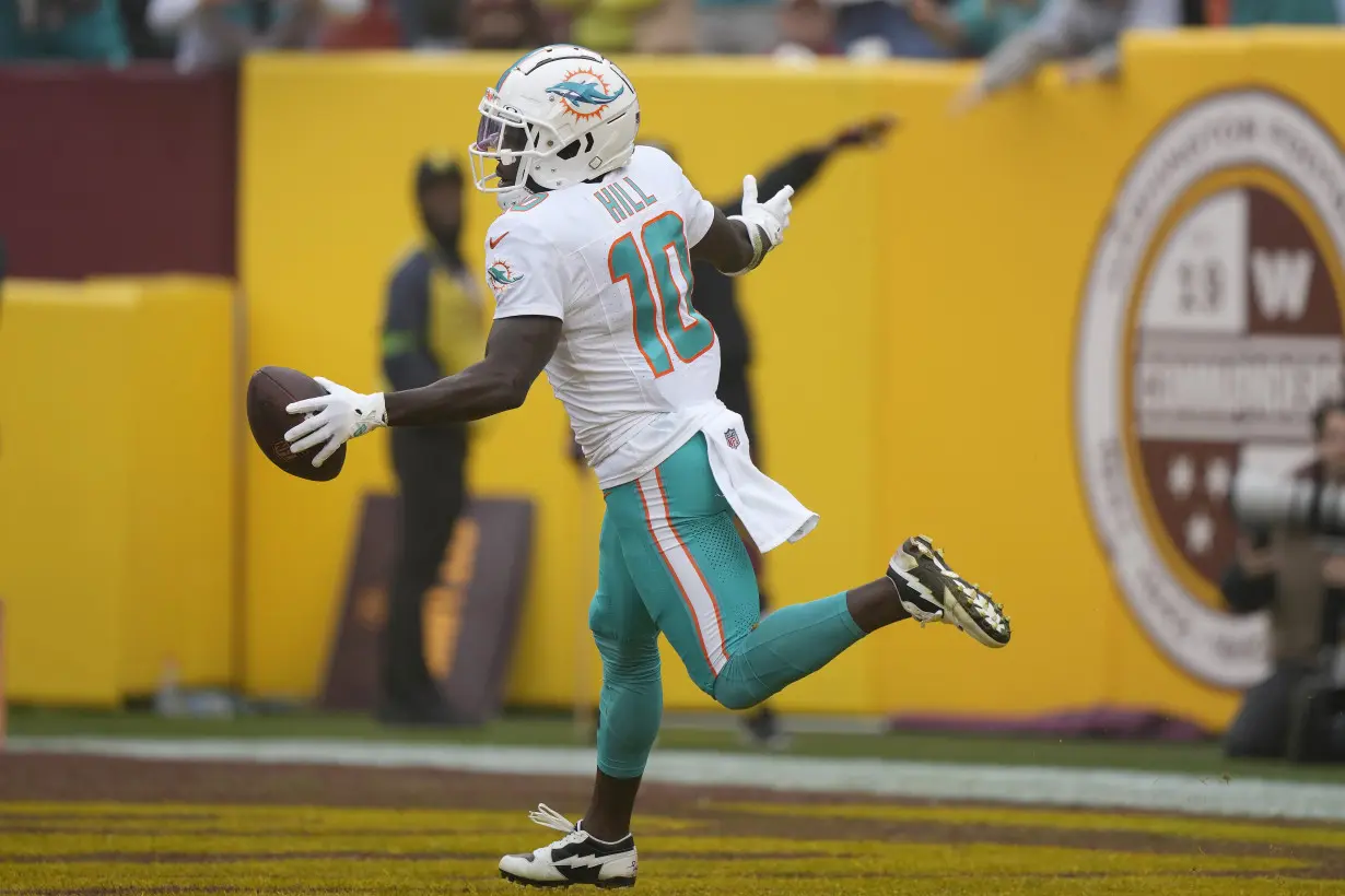 Hill has 2 TDs as the Dolphins beat the Commanders 45-15. They're 9-3 for the 1st time since 2001