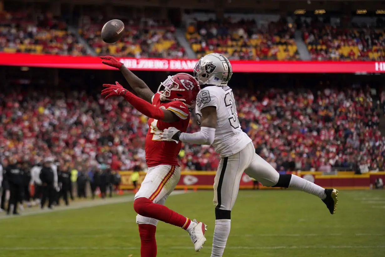 Raiders stun sloppy Chiefs with 2 defensive TDs in 20-14 victory on Christmas Day