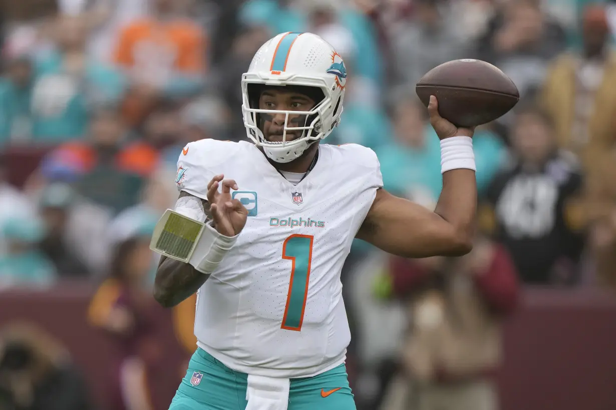 Hill has 2 TDs as the Dolphins beat the Commanders 45-15. They're 9-3 for the 1st time since 2001