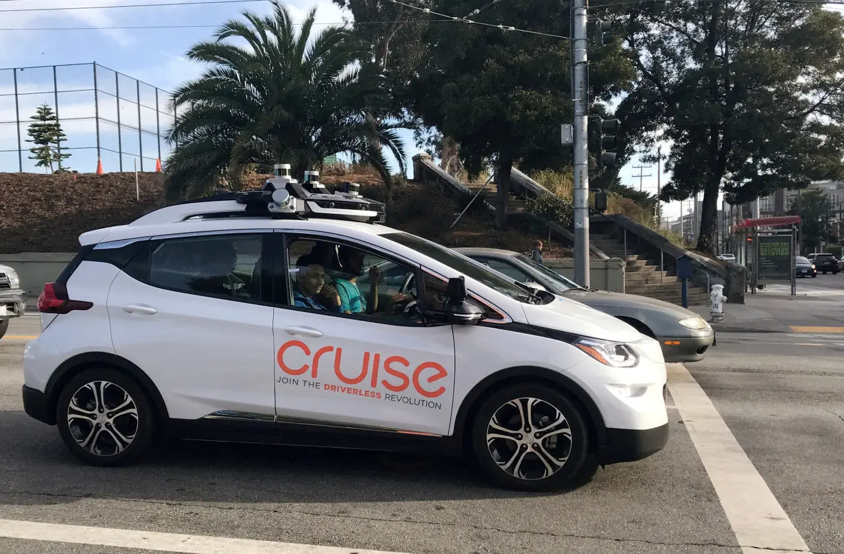 FILE PHOTO: FILE PHOTO: A Cruise self-driving car, which is owned by General Motors, is seen outside the company’s headquarters in San Francisco