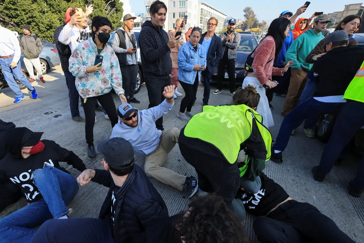 Los Angeles freeway blocked by Jewish protesters against Gaza war