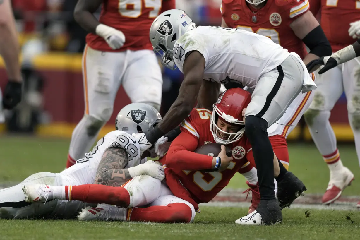 Raiders stun sloppy Chiefs with 2 defensive TDs in 20-14 victory on Christmas Day