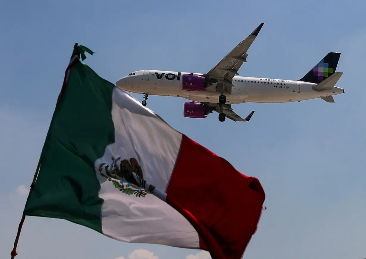 FILE PHOTO: U.S. raises Mexico air safety rating in boost for country's airlines