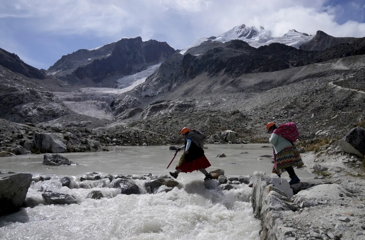 APTOPIX Bolivia Indigenous Women Climbers