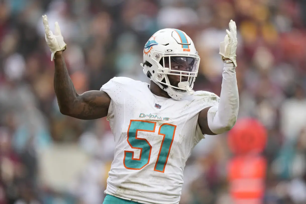 Hill has 2 TDs as the Dolphins beat the Commanders 45-15. They're 9-3 for the 1st time since 2001