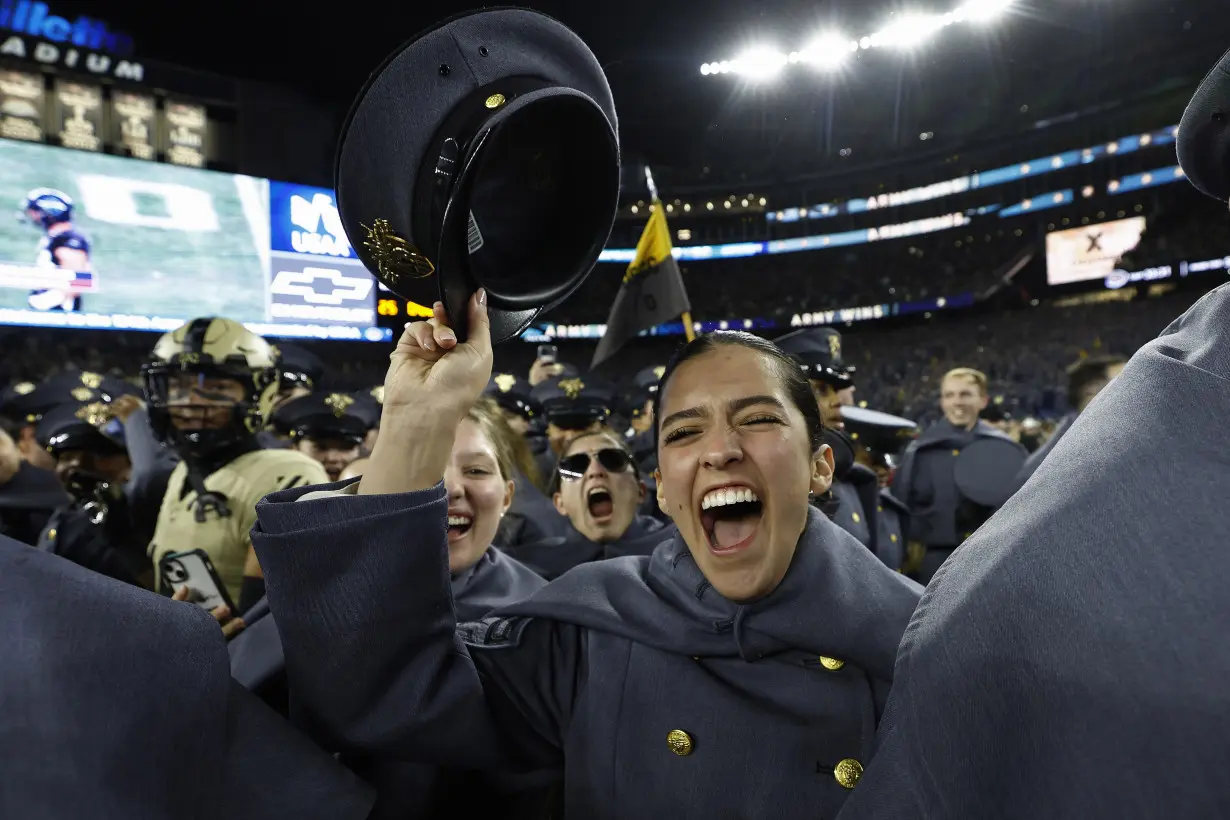 Army holds on with goal-line stand in final seconds, beats Navy 17-11