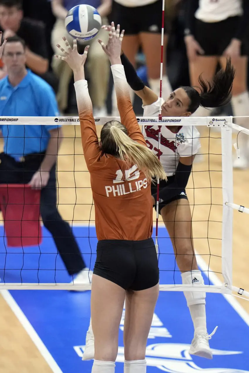 Madisen Skinner, freshman Ella Swindel help Texas defend volleyball title, sweep No. 1 Nebraska