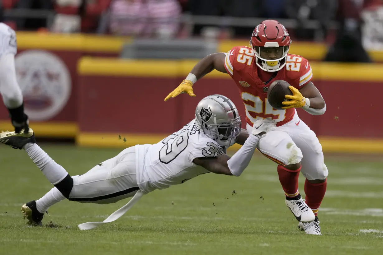 Raiders stun sloppy Chiefs with 2 defensive TDs in 20-14 victory on Christmas Day