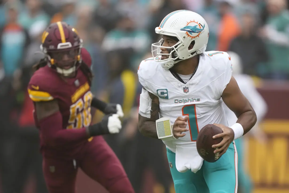 Hill has 2 TDs as the Dolphins beat the Commanders 45-15. They're 9-3 for the 1st time since 2001