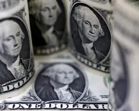 Dollar struggles to gain footing in thin trade; yen steady