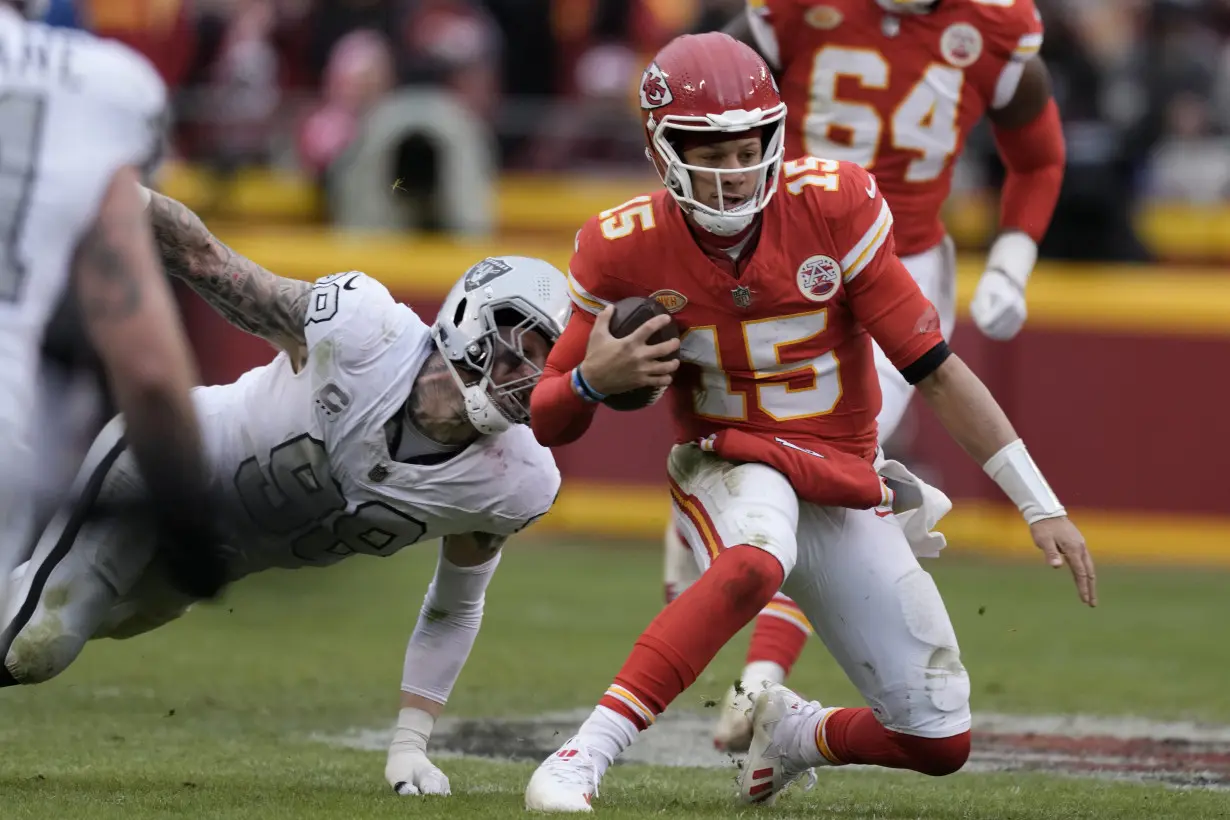 Raiders stun sloppy Chiefs with 2 defensive TDs in 20-14 victory on Christmas Day