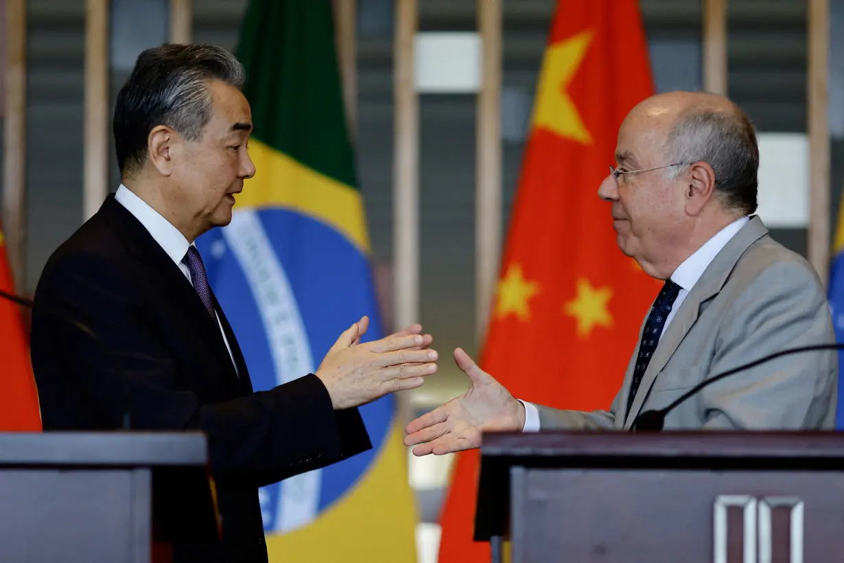 Chinese foreign affairs minister visits Brazil