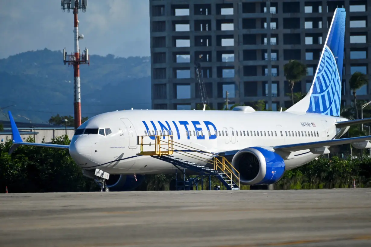 FILE PHOTO: Passengers try to rebook their tickets from cancelled United Airlines flights in San Juan