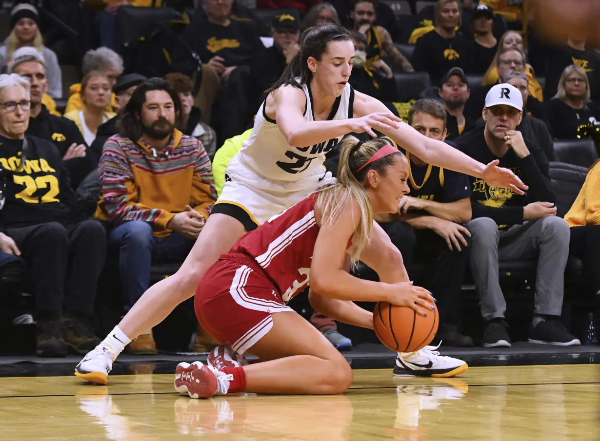 Caitlin Clark stars with 30 as No. 3 Iowa defeats No. 14 Indiana 84-57 before 13,000 despite snow