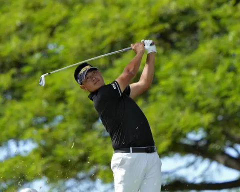 Grayson Murray rallies late to win Sony Open in a 3-way playoff