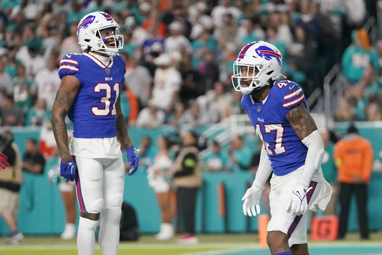 Josh Allen rallies Bills for 21-14 win over Dolphins. Buffalo secures No. 2 seed in AFC