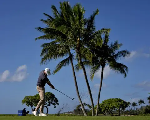 Cam Davis handles the wind at Waialae for a 62 to lead Sony Open