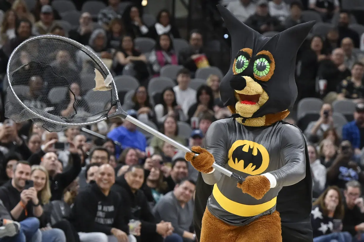 Spurs mascot The Coyote captures bat with net -- to the delight of Wembanyama