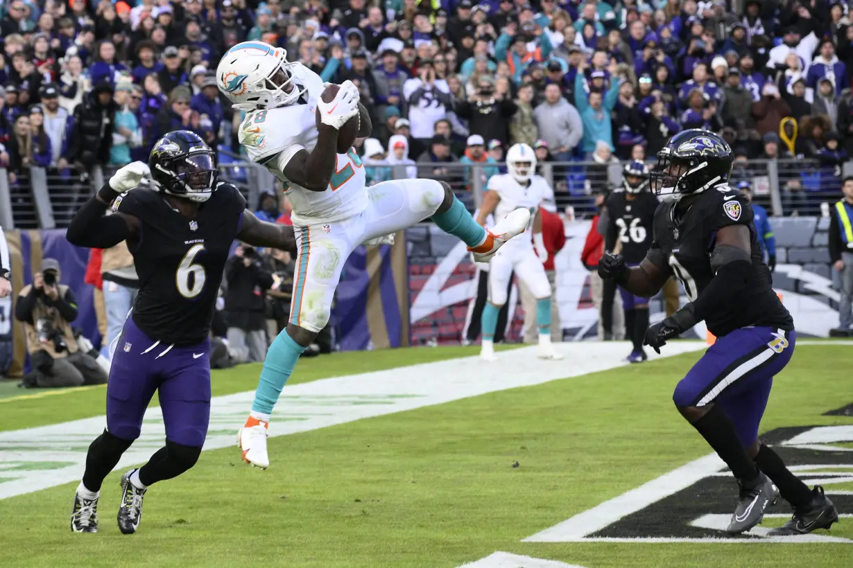 Lamar Jackson's perfect passer rating helps Ravens rout Dolphins 56-19 to clinch top seed in AFC