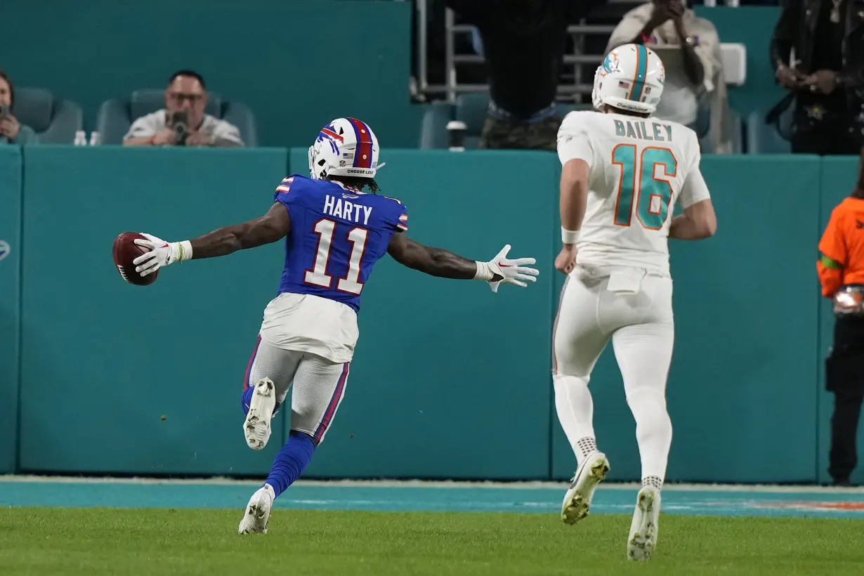 Josh Allen rallies Bills for 21-14 win over Dolphins. Buffalo secures No. 2 seed in AFC