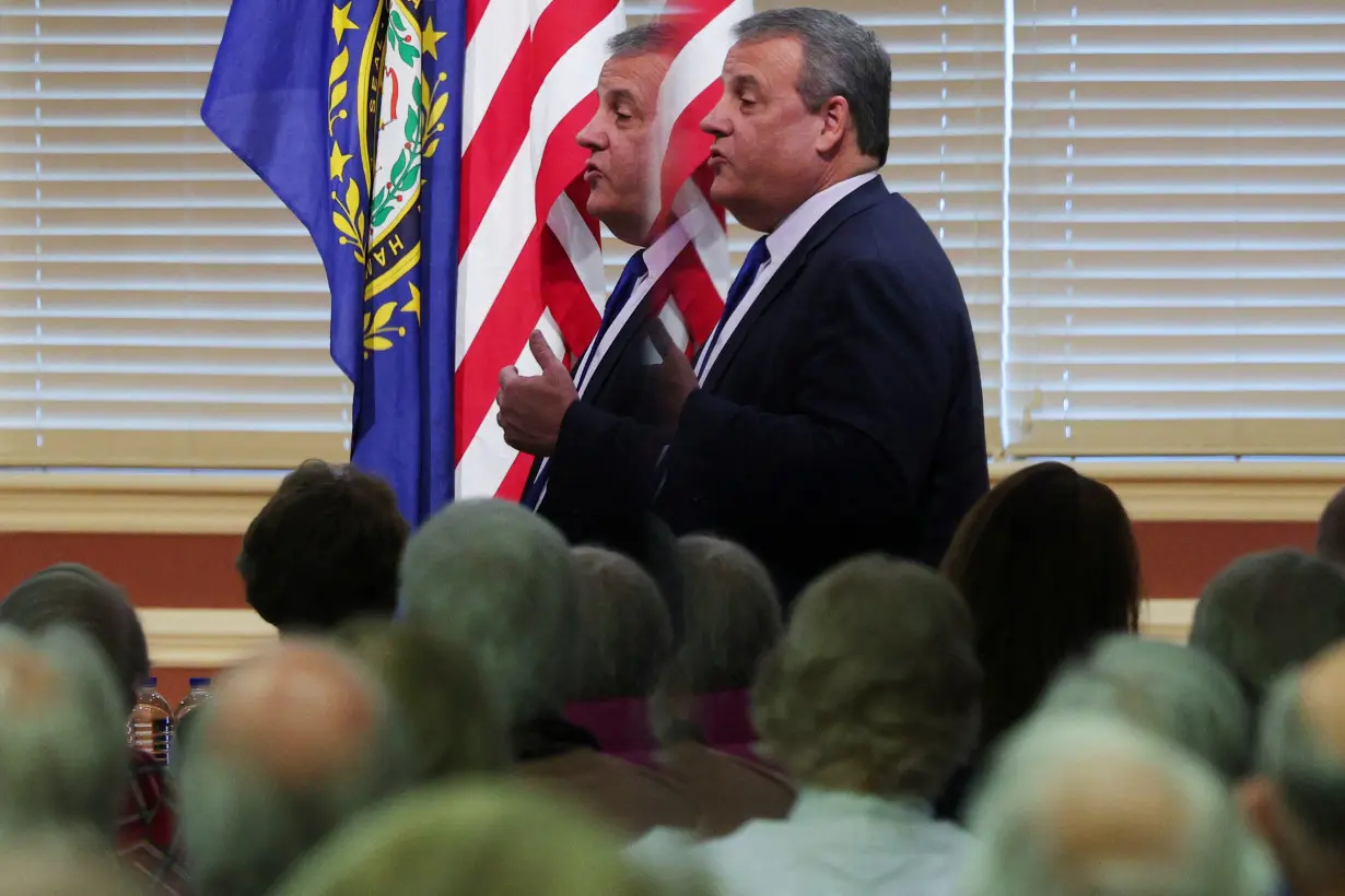 Republican presidential candidate Christie campaigns in Exeter