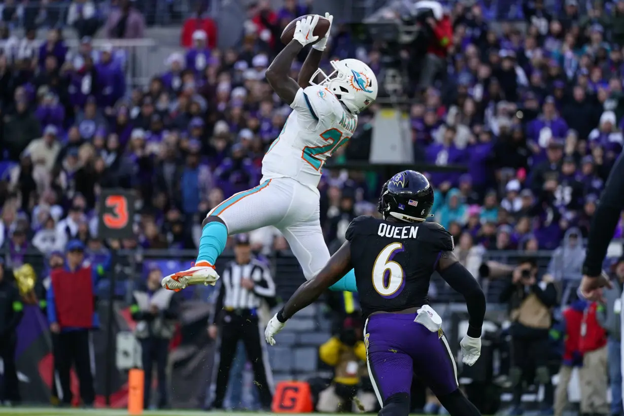 Lamar Jackson's perfect passer rating helps Ravens rout Dolphins 56-19 to clinch top seed in AFC