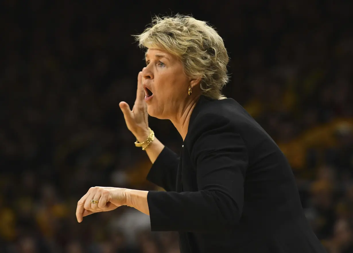 Caitlin Clark stars with 30 as No. 3 Iowa defeats No. 14 Indiana 84-57 before 13,000 despite snow