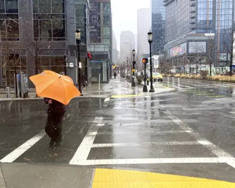 A major storm sweeping the US is expected to bring heavy rain, snow to the East Coast this weekend