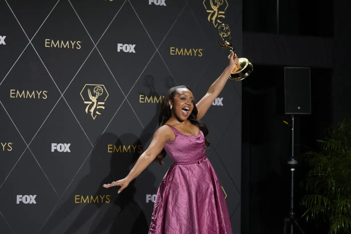 Emmy Moments: 'Succession' succeeds, 'The Bear' eats it up, and a show wraps on time, thanks to Mom