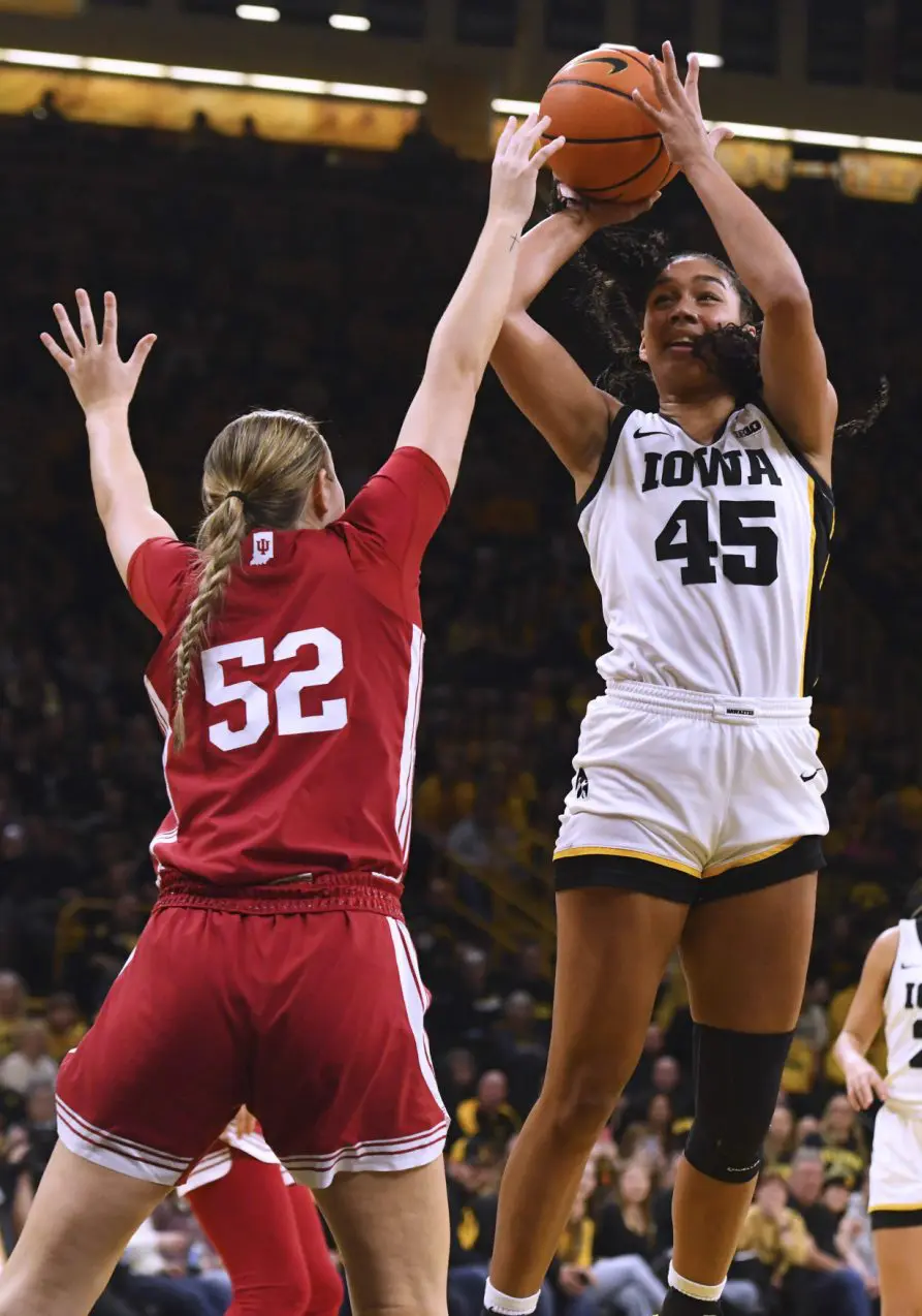 Caitlin Clark stars with 30 as No. 3 Iowa defeats No. 14 Indiana 84-57 before 13,000 despite snow